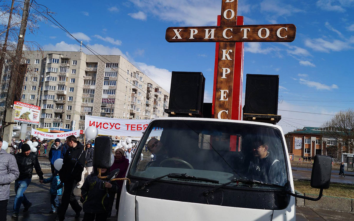 В день празднования Пасхи в Ангарске состоялось традиционное шествие евангельских церквей