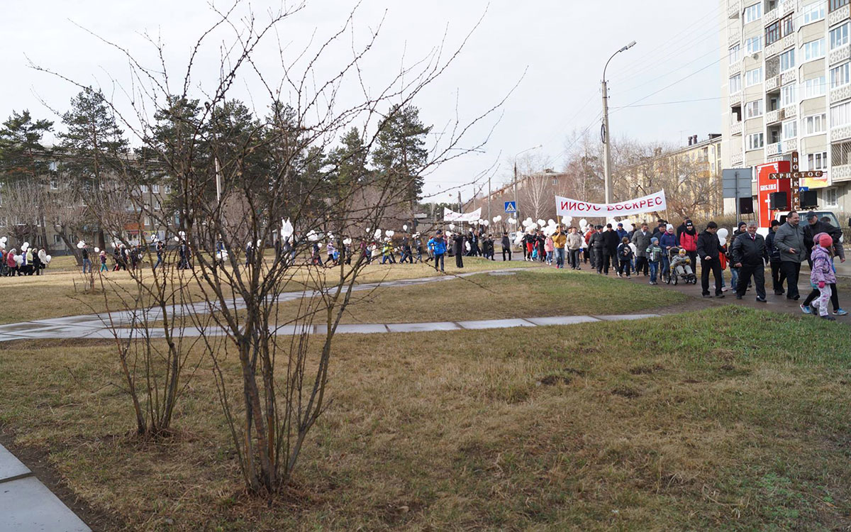 В день празднования Пасхи в Ангарске состоялось традиционное шествие евангельских церквей