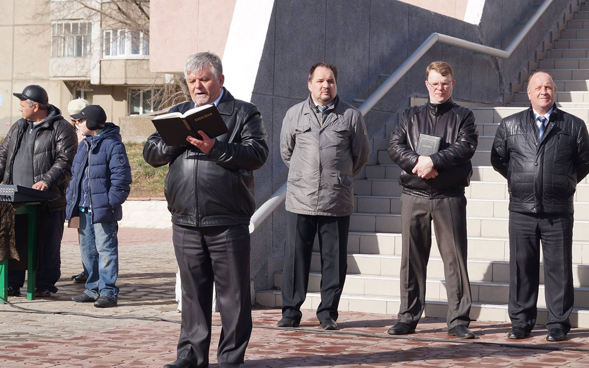 В день празднования Пасхи в Ангарске состоялось традиционное шествие евангельских церквей