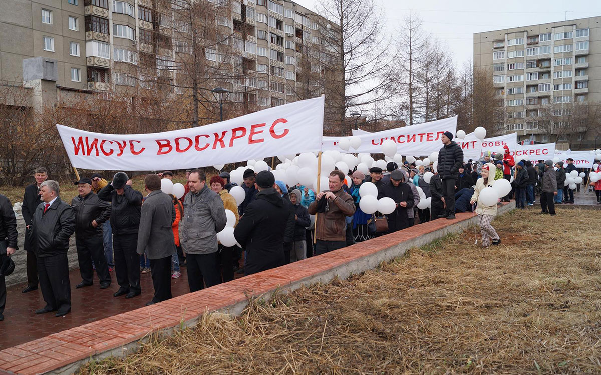 В день празднования Пасхи в Ангарске состоялось традиционное шествие евангельских церквей