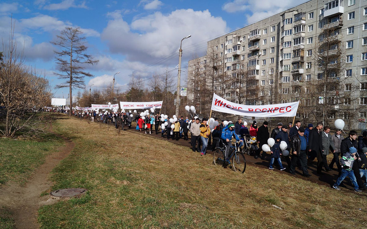 В день празднования Пасхи в Ангарске состоялось традиционное шествие евангельских церквей